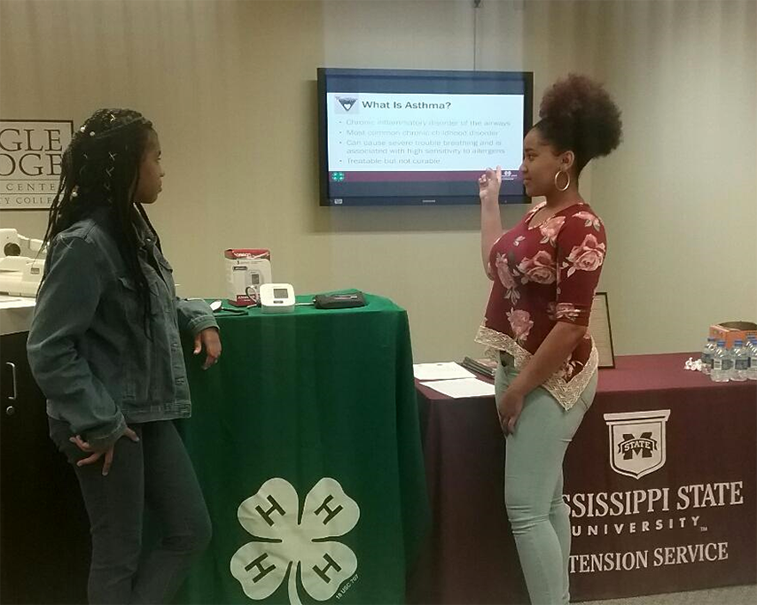 Two 4-Hers presenting about asthma awareness.